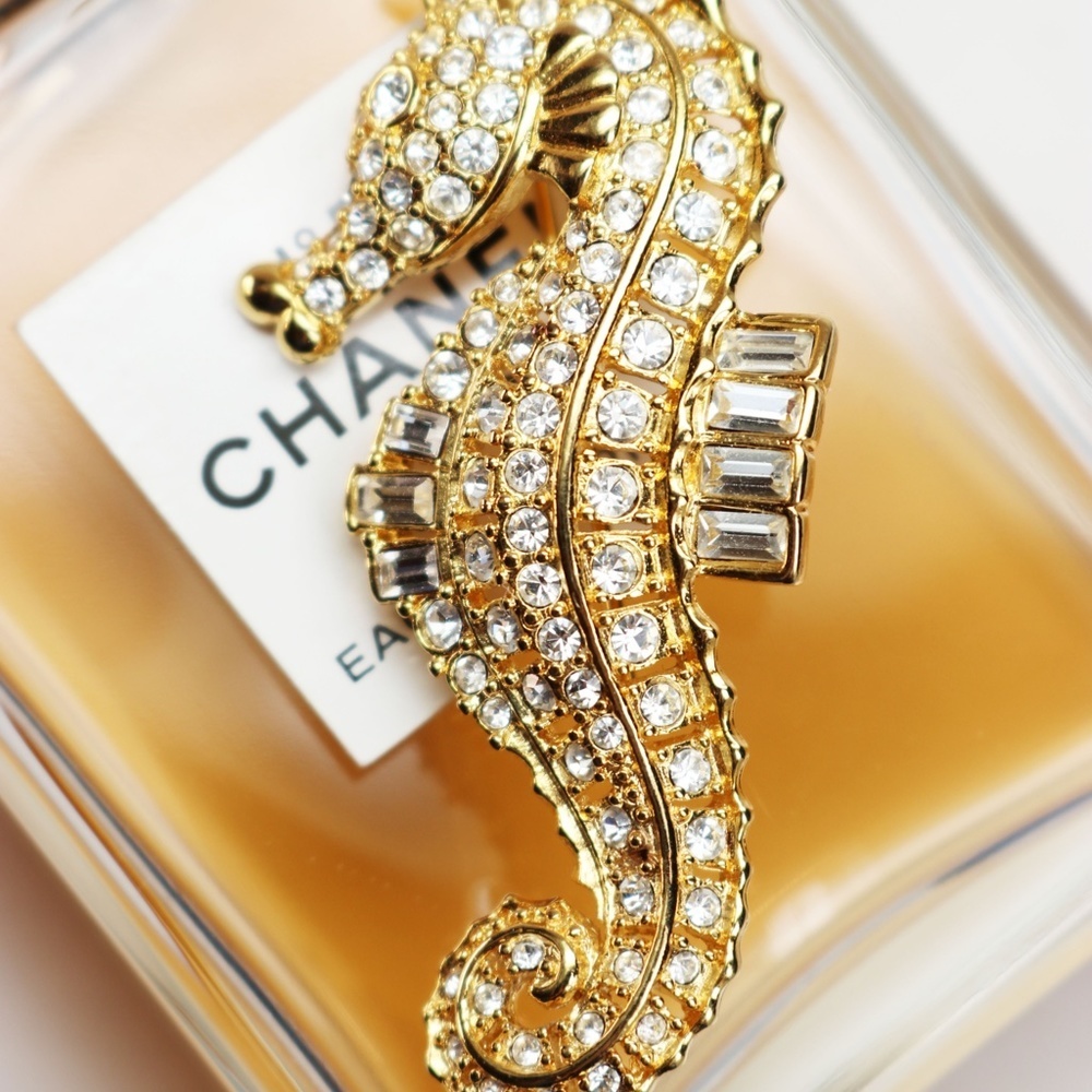 HOST PICK! 🎉 Sparkling Vintage NOLAN MILLER Seahorse Brooch